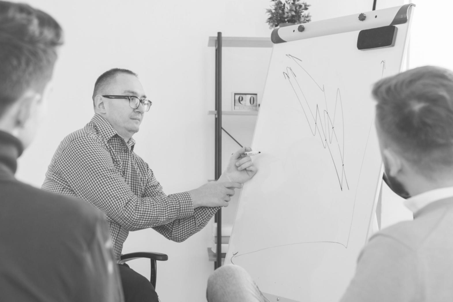 Participant analysant un modèle de budget par activités sur ordinateur