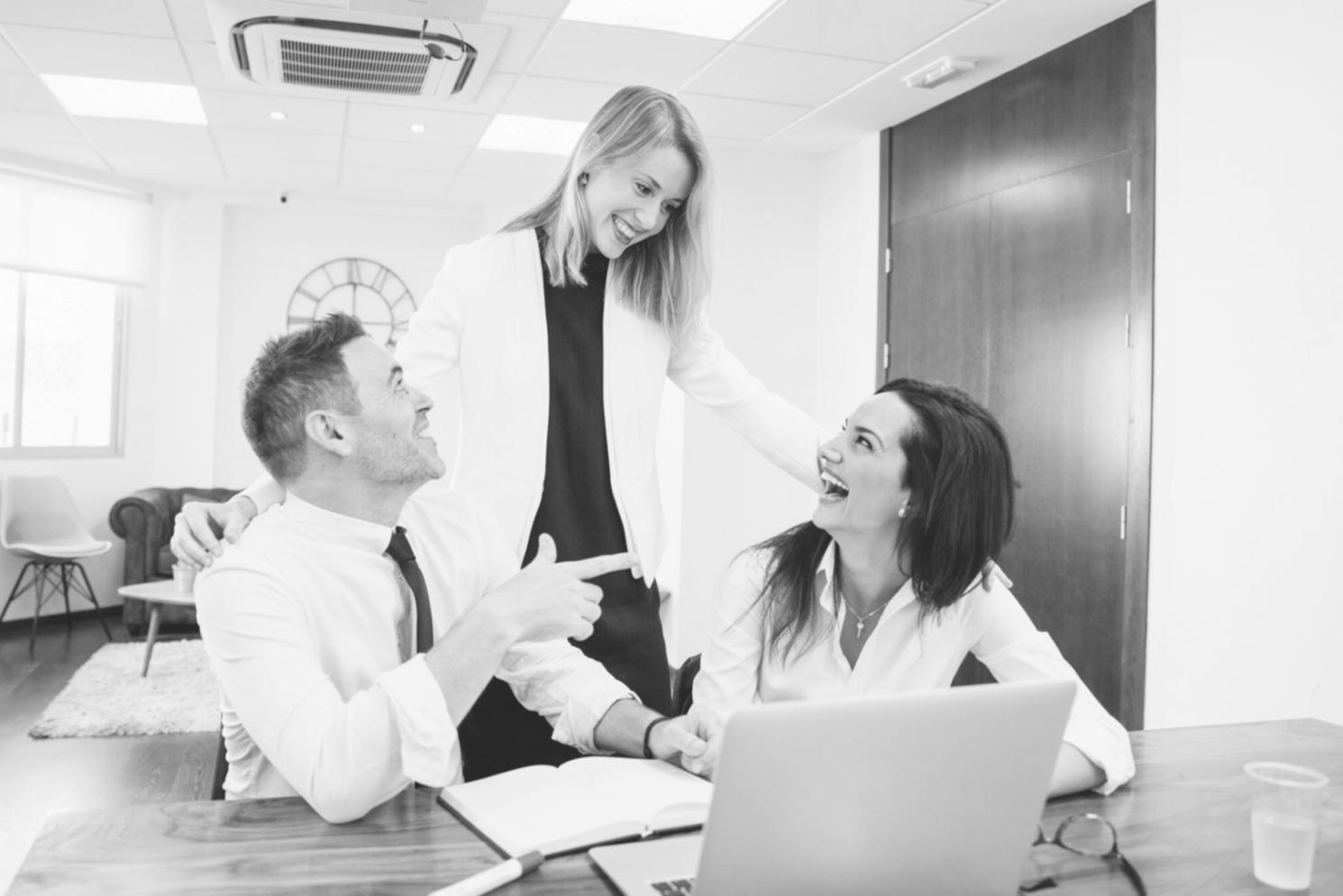 Salle de formation luronista avec participants travaillant sur des cas pratiques de budgets
